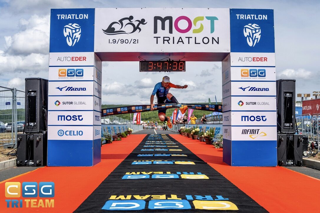 Pavel Wohl vítězně protíná cílovou pásku – Triatlon Most